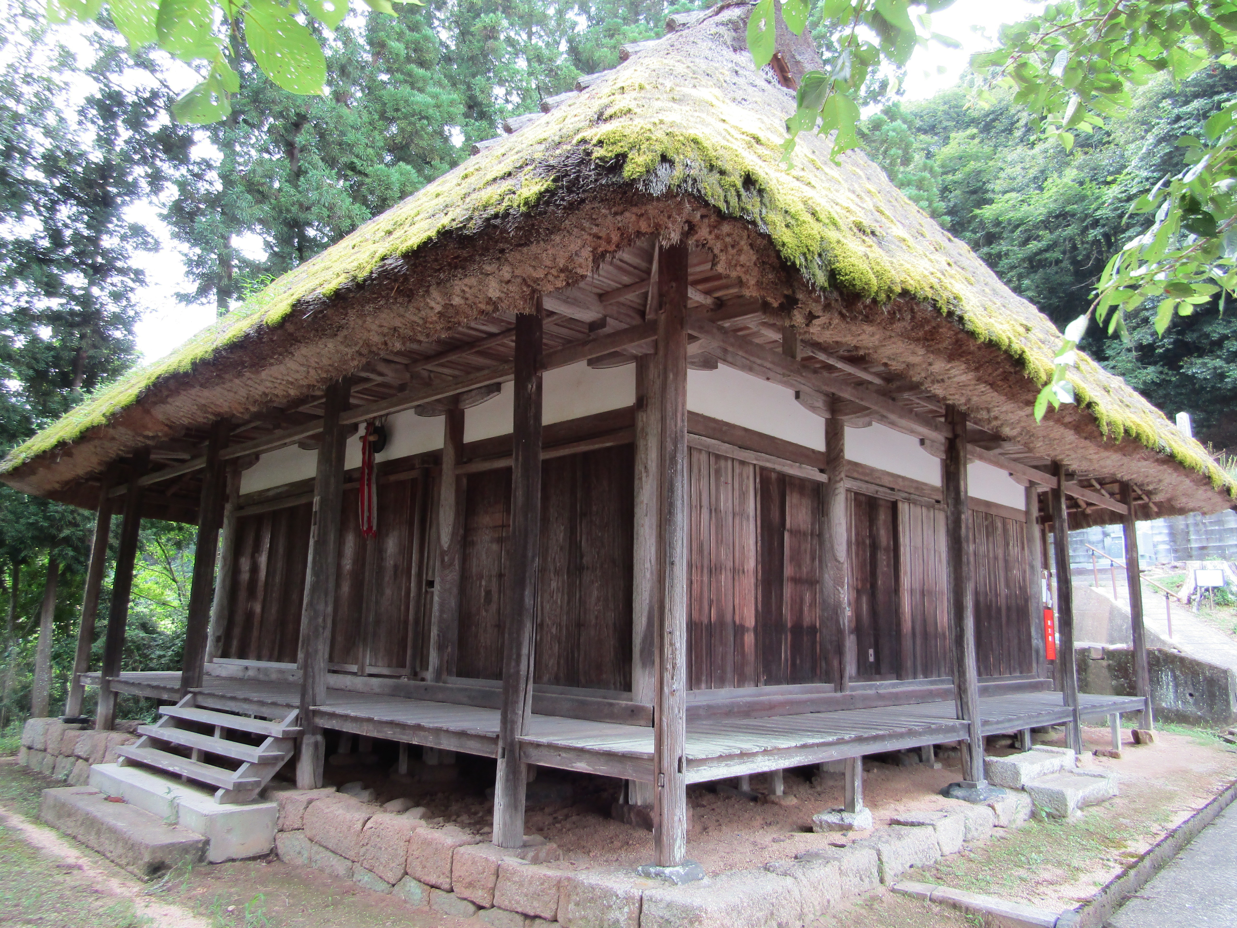 法明寺薬師堂・軒下の様子